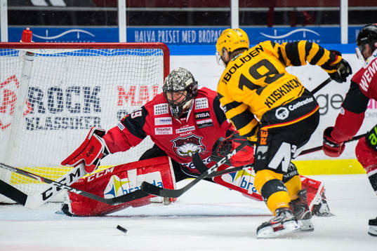 Skellefteås Tuomas Kiiskinen oroar mot Malmö Redhawks
