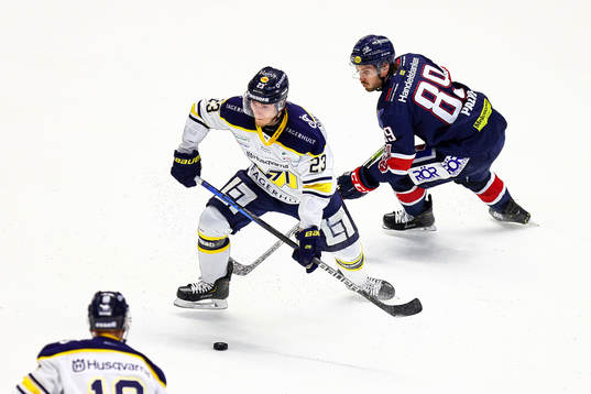 s Lias Andersson och Linköpings Oula Palve