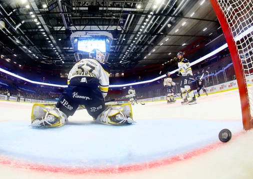 s målvakt Jonas Gunnarsson släpper in mål 2-0 av