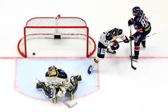 s målvakt Jonas Gunnarsson släpper in mål 2-0 av