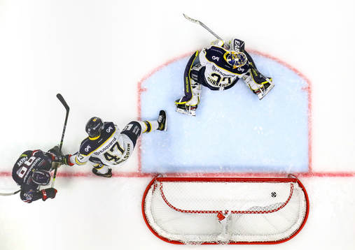 s målvakt Jonas Gunnarsson släpper in mål 2-0 av