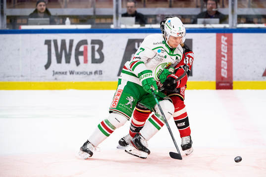 Luleås Linus Klasen får en tackling av Rögles Erlend