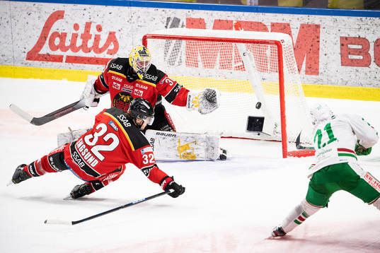 Rögles Nils Höglander gör 0-3 bakom Luleås målvakt