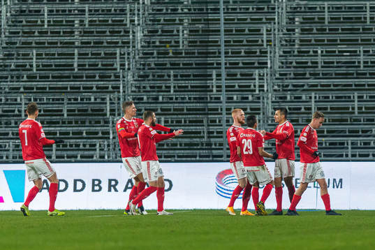 Kalmars Nils Fröling jublar med lagkamrater