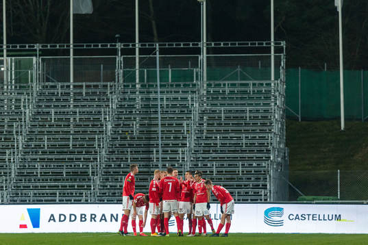 Kalmars Nils Fröling jublar med lagkamrater