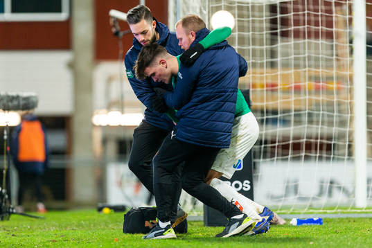 Jönköpings Pavle Vagic får hjälp av plan