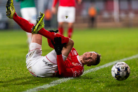 Kalmars Piotr Johansson tar sig mot benet