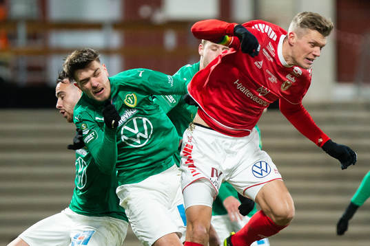 Jönköpings Pavle Vagic krockar med Kalmars Viktor Elm och