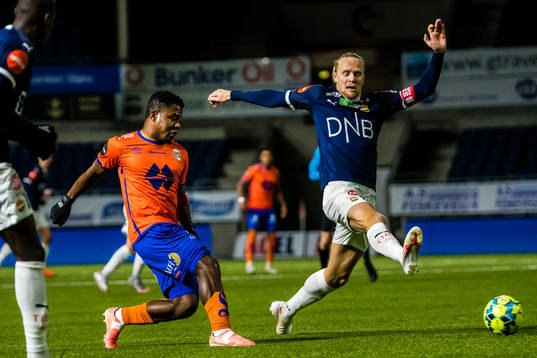 Izunna Arnest Uzochukwu of Aalesund and Lars-Jørgen Salvesen of Strømsgodset