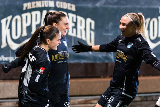 Hanna Wijk, Vilde Bøe Risa and Emma Koivisto of Göteborg