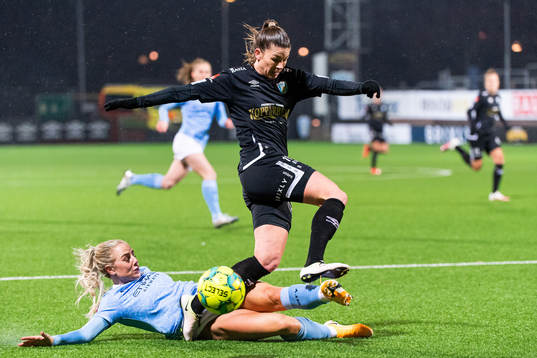 Alex Greenwood of Manchester City and Pauline Hammarlund of
