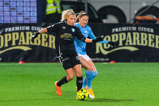 Emma Koivisto of Göteborg and Janine Beckie of Manchester