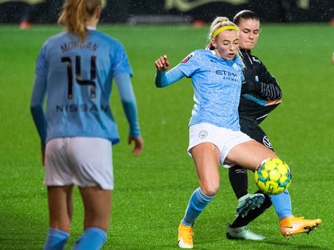 Chloe Kelly of Manchester City and Hanna Wijk  of Göteborg