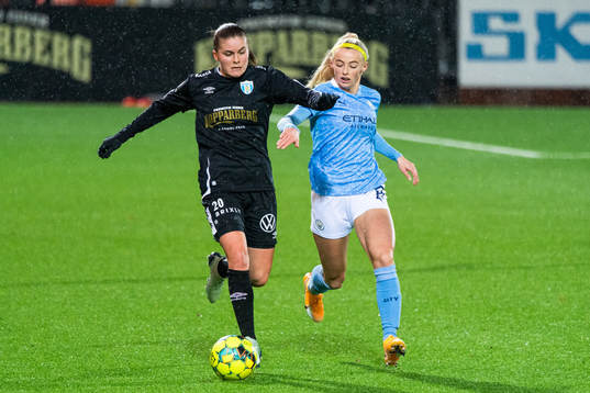 Hanna Wijk of Göteborg and Chloe Kelly of Manchester City