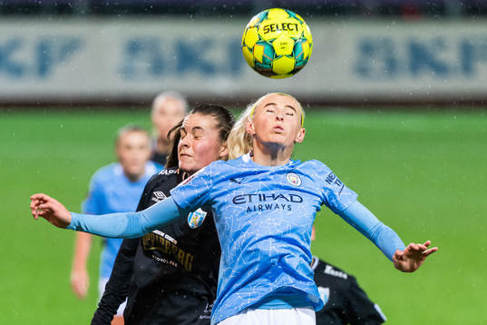 Hanna Wijk of Göteborg and Chloe Kelly of Manchester City