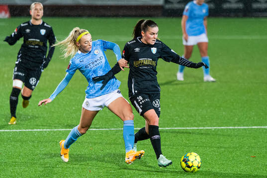 Chloe Kelly of Manchester City and Hanna Wijk of Göteborg