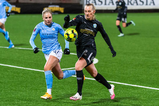 Alex Greenwood of Manchester City and Stina Blackstenius of