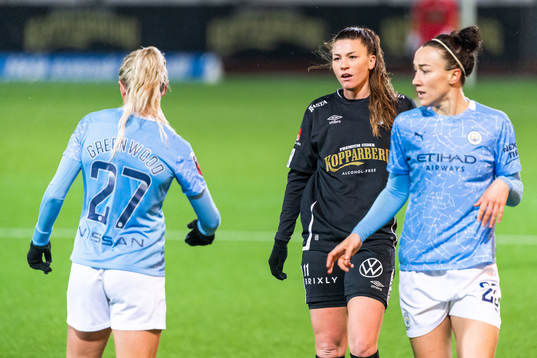 Pauline Hammarlund of Göteborg reacts against Alex
