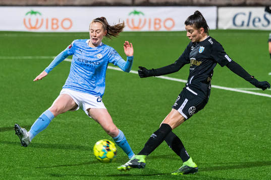 Keira Walsh of Manchester City and Anna Julia Csiki of