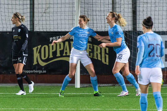 Ellen White and Sam Mewis celebrate