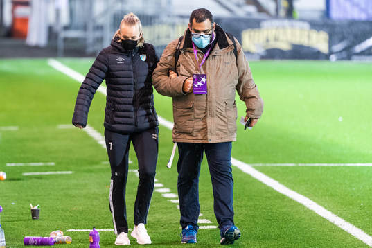 Stina Blackstenius of Göteborg receives help, due to