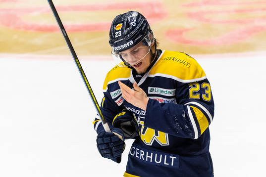 s Lias Andersson tar sig mot ansiktet