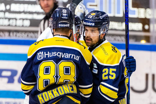 s Axel Holmström jublar med lagkamrater