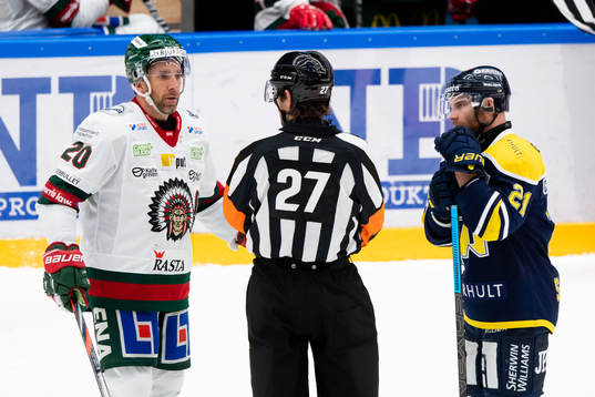 Domare Mikael Sjöqvist pratar med Frölundas Joel