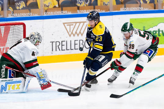 s Lias Andersson oroar framför Frölundas målvakt Niklas