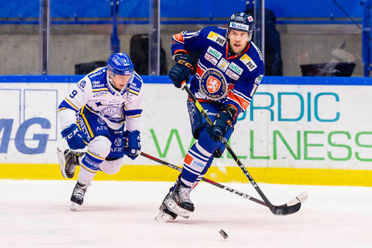 Växjös Ilari Melart jagas av Leksands Patrik Zackrisson