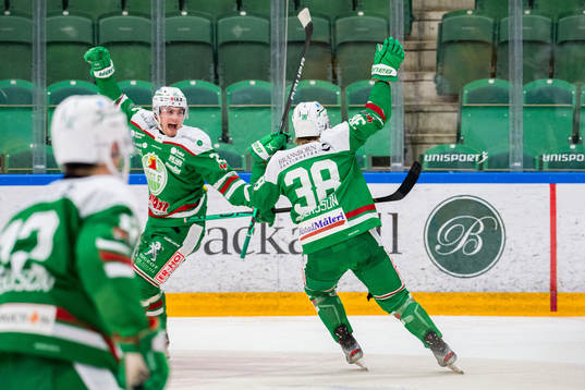Rögles Nils Höglander och Erik Andersson jublar
