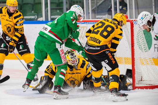 Rögles Simon Ryfors oroar mot Skellefteås målvakt Arvid