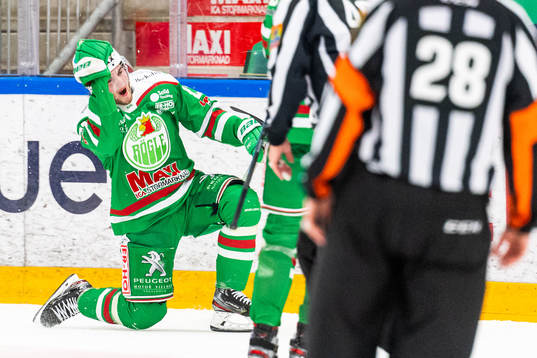 Rögles Nils Höglander jublar