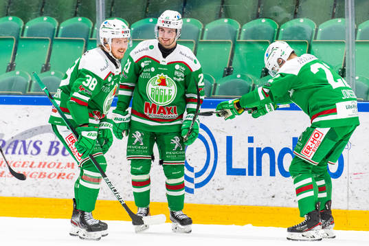 Rögles Erik Andersson och Samuel Jonsson jublar med Nils