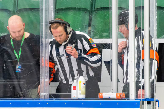 Domarna ringer för granskning av Rögles 5-1-mål