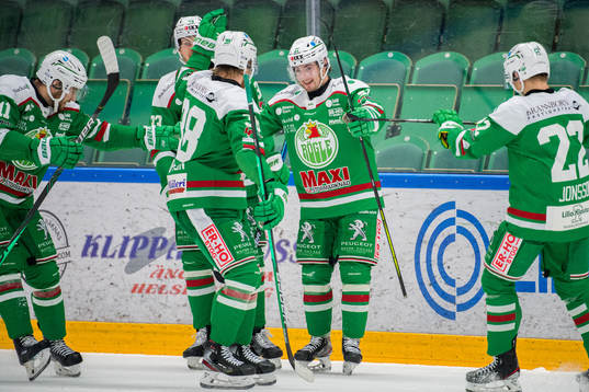 Rögles Nils Höglander jublar med lagkamrater