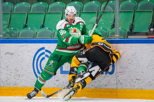 Rögles Eric Gelinas tacklar Skellefteås Gabriel Säll