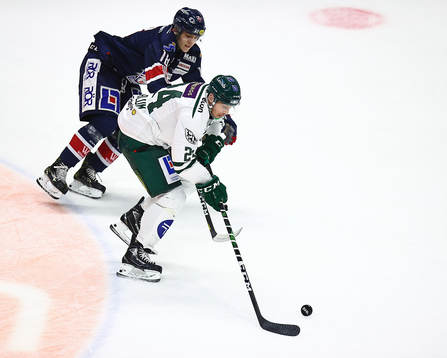 Färjestads Jonathon Blum och Linköpings Axel Ottosson
