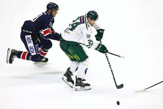 Färjestads Jonathon Blum och Linköpings Axel Ottosson