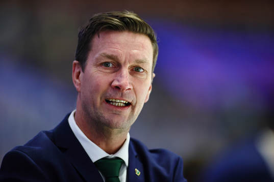 Färjestads huvudtränare Johan Pennerborn jublar