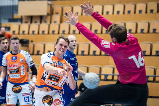 Kristianstads Emil Frend Öfors och Hallbys målvakt Samuel