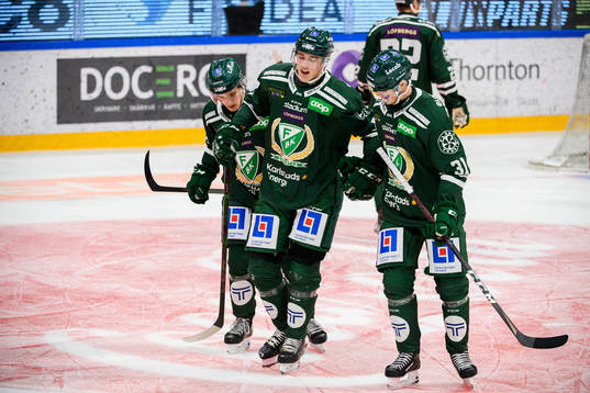 Färjestads Oskar Bäck får hjälp av isen