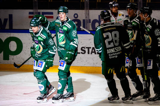 Färjestads Daniel Viksten och Carl Jakobsson jublar