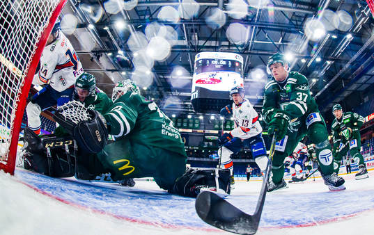 Växjös Jack Drury och Färjestads Adam Ginning i kamp