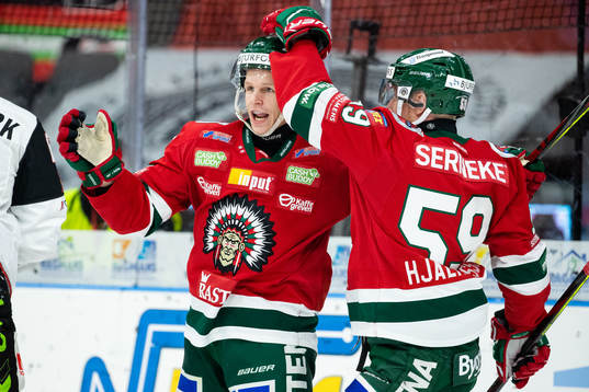Frölundas Max Friberg jublar ihop med Simon Hjalmarsson
