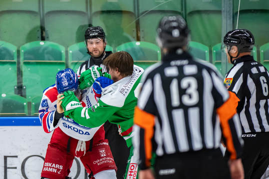 Oskarshamns Brian Cooper och Rögles Nils Höglander i bråk