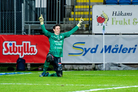 Trelleborgs målvakt Andreas Larsen jublar