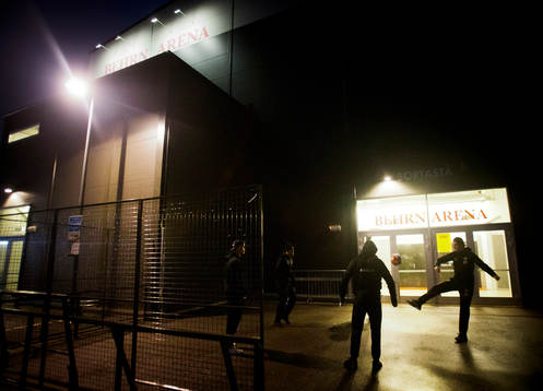 Färjestads Oskar Bäck värmer upp med fotboll utanför