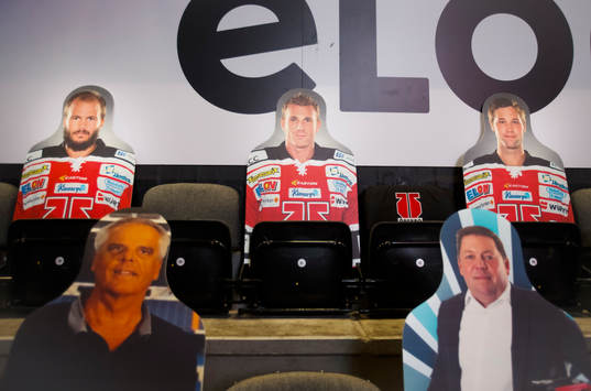 Pappersfigurer på läktaren föreställande Johan