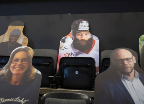 Pappersfigurer på läktaren föreställande Emil Kåberg